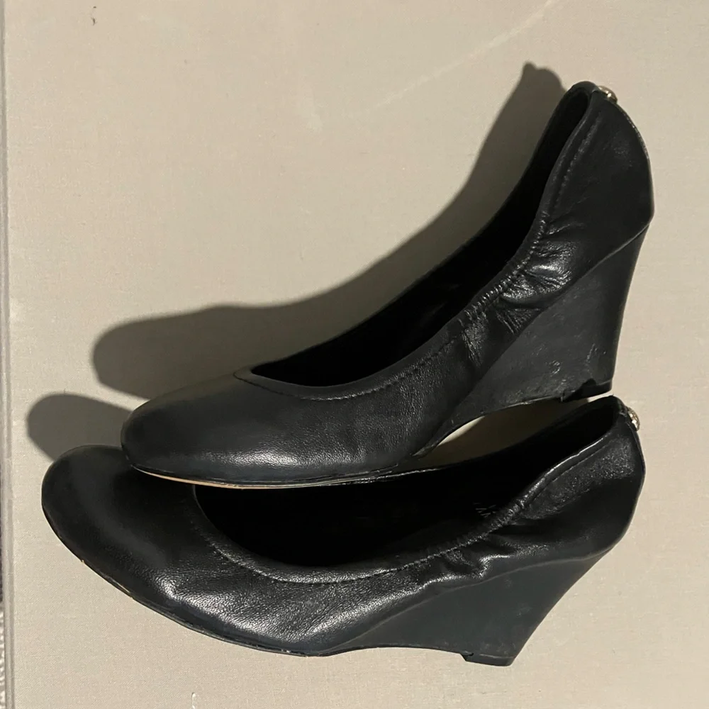 Vince Camuo Wedge Pumps | Leather | Size 8